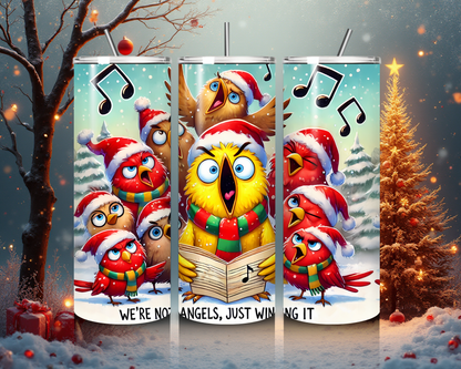🎶 “We’re Not Angels, Just Wingin’ It” – Lustiger Christmas Tumbler von Creative Momentz 🐦🎄