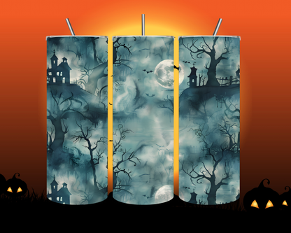 Gruseliges Horrorschloss im Nebel – düstere Kulisse mit kahlen Ästen