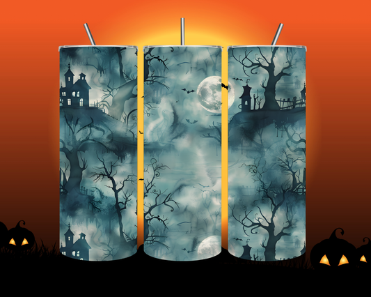 Gruseliges Horrorschloss im Nebel – düstere Kulisse mit kahlen Ästen