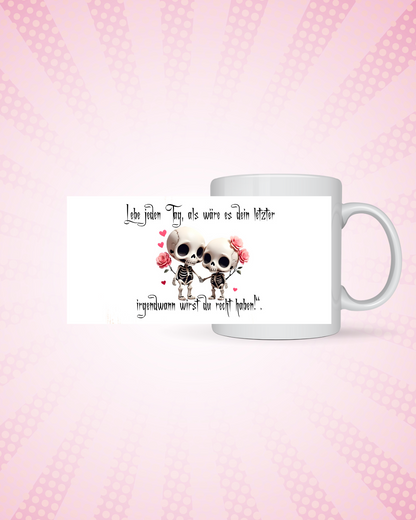 Gothic Tasse mit Skelett-Pärchen – "Lebe jeden Tag…" – schwarzer Humor & Liebe vereint
