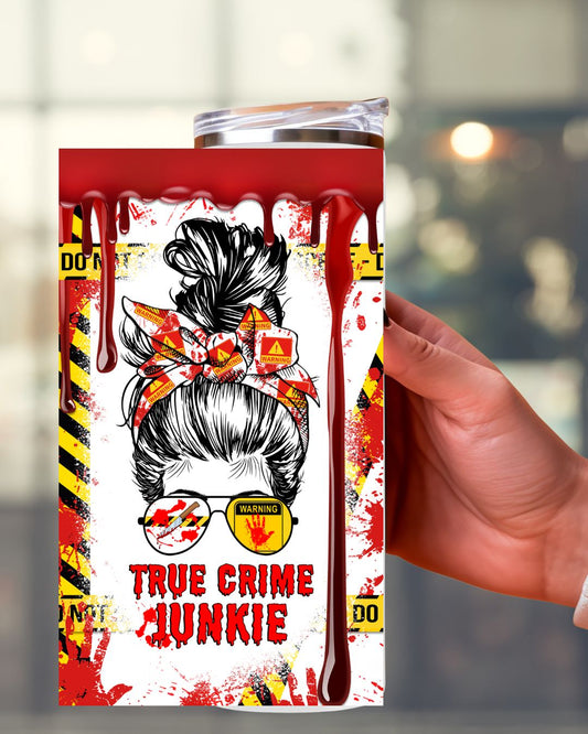 Halloween Tumbler „True Crime Junkie“ – Perfekt für Fans spannender Kriminalgeschichten